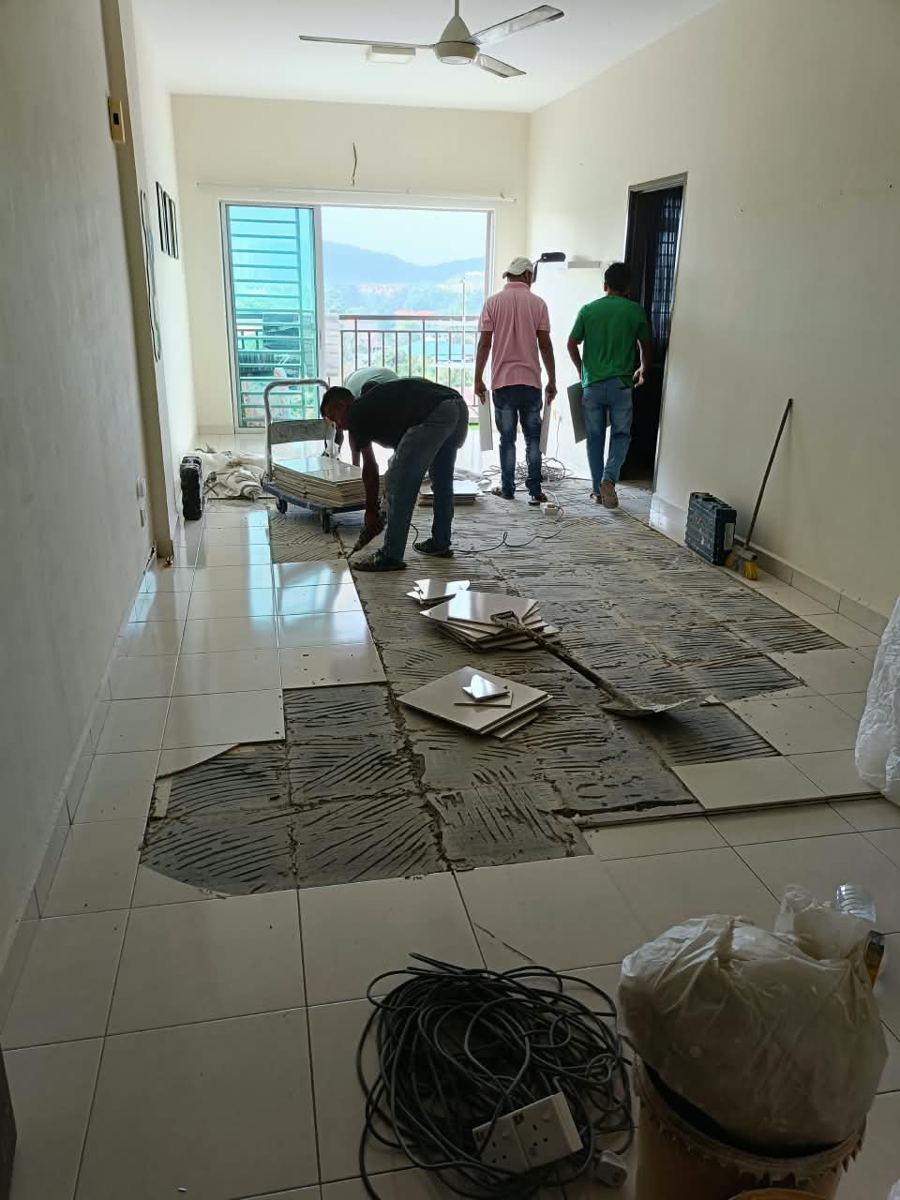 Kerja penggantian jubin lantai ruang tamu kondominium